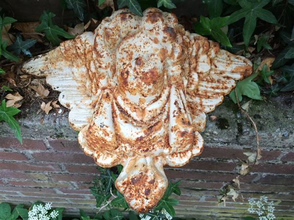 Grote foto prachtige wandengel als draagconsole van gietijzer in de kleur wit rust. tuin en terras tuindecoratie