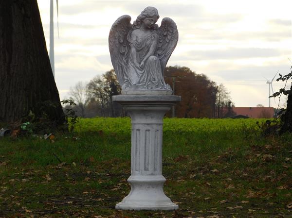 Grote foto mooie engel op zuil vol steen een echte eye catcher tuin en terras tuindecoratie