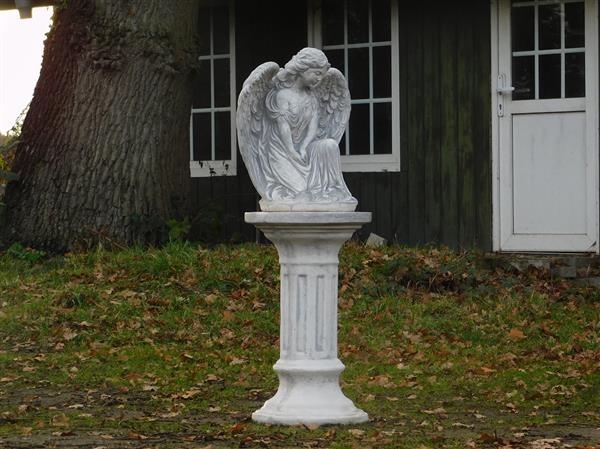 Grote foto mooie engel op zuil vol steen een echte eye catcher tuin en terras tuindecoratie