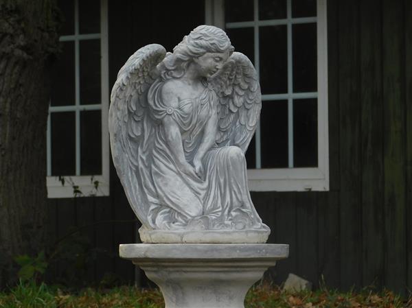 Grote foto mooie engel op zuil vol steen een echte eye catcher tuin en terras tuindecoratie