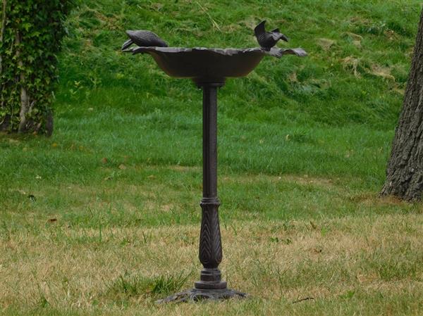 Grote foto groot vogelbad op voet schaal in bladvorm gietijzer tuin en terras tuindecoratie