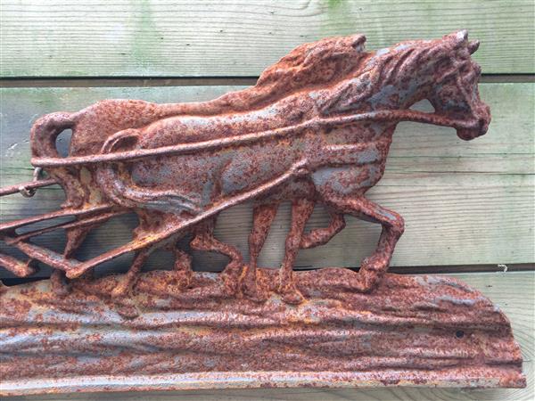 Grote foto wanddecoratie gietijzeren haardplaat boer met paard en ploeg. tuin en terras tuindecoratie