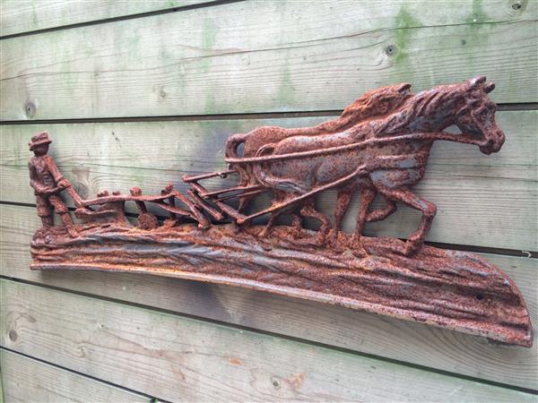 Grote foto wanddecoratie gietijzeren haardplaat boer met paard en ploeg. tuin en terras tuindecoratie