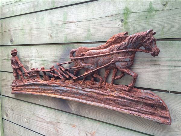 Grote foto wanddecoratie gietijzeren haardplaat boer met paard en ploeg. tuin en terras tuindecoratie