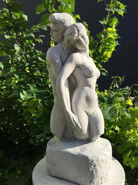 Grote foto beeld vrouw man liefde vol steen. tuin en terras tuindecoratie