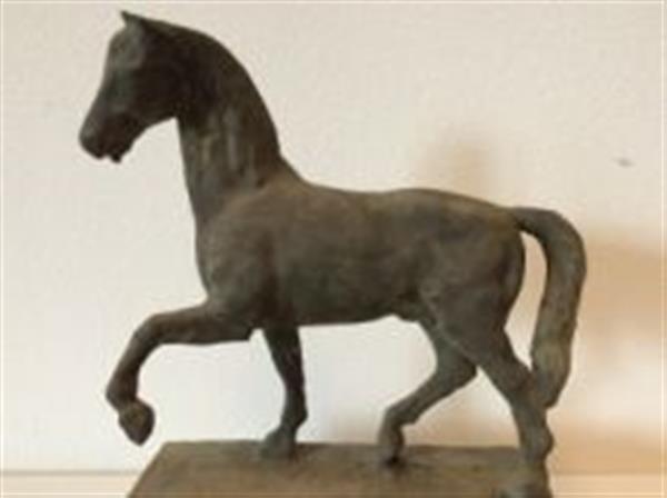 Grote foto prachtige sculptuur van een paard zwaar gietijzeren beeld tuin en terras tuindecoratie