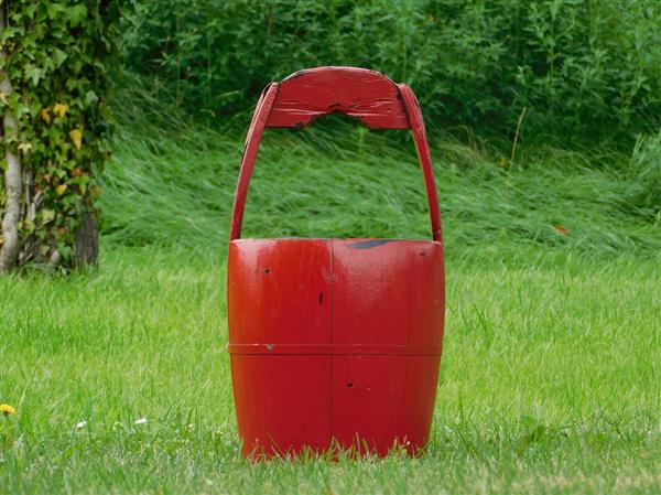 Grote foto vintage houten emmer rood hoogte 60 cm tuin en terras overige tuin en terras