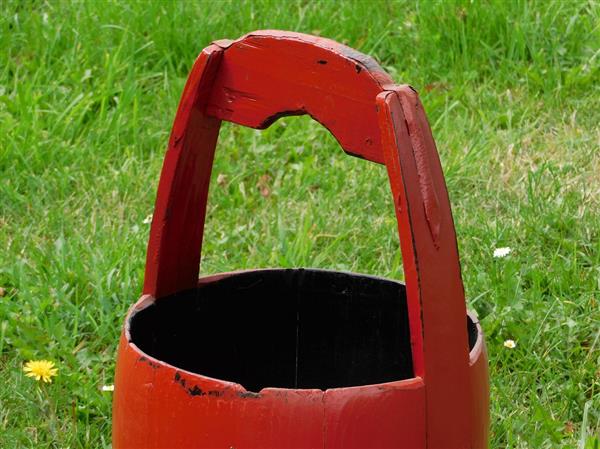 Grote foto vintage houten emmer rood hoogte 60 cm tuin en terras overige tuin en terras