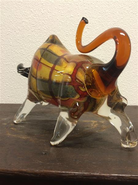 Grote foto mooie grote zware stier van vol glas prachtig tuin en terras tuindecoratie