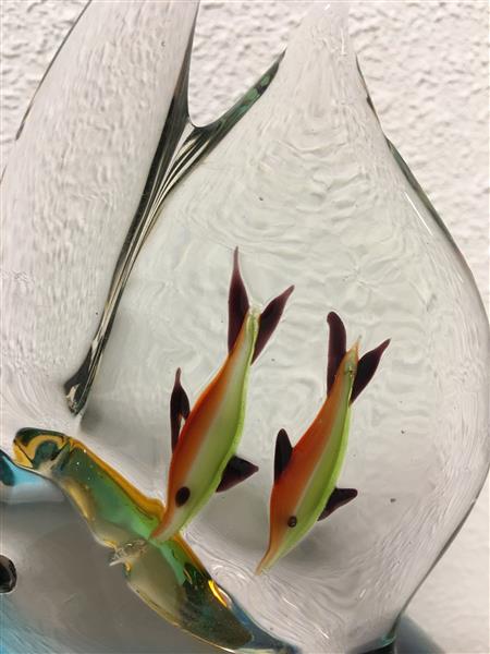 Grote foto prachtige glas geblazen pelikaan vol in kleur. tuin en terras tuindecoratie