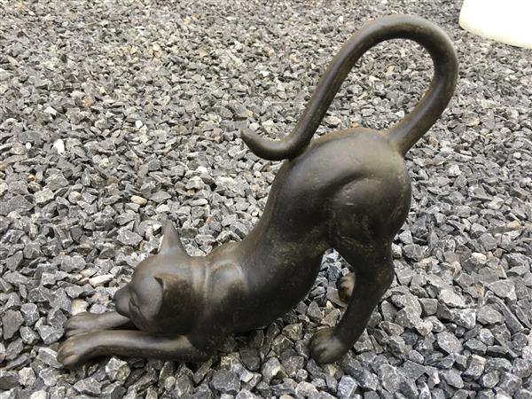 Grote foto sculptuur van een kat die zich uitstrekt tuin en terras tuindecoratie