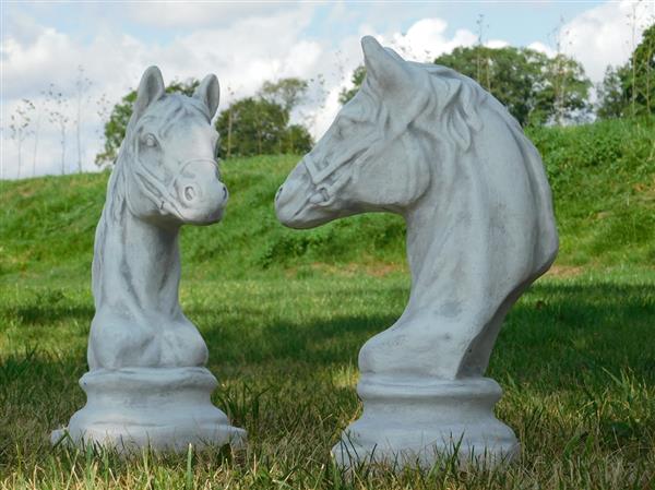 Grote foto set van 2 paardenhoofden steen wit met grijs tuin en terras tuindecoratie