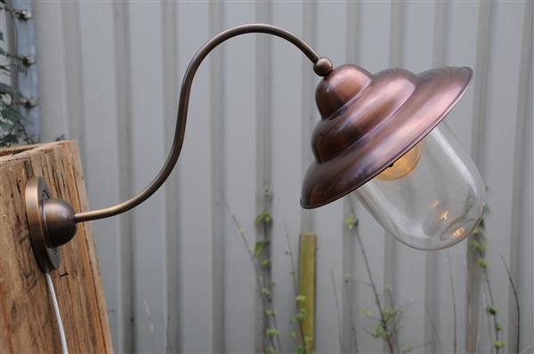 Grote foto retro wandlamp van koper messing en glas. tuin en terras tuindecoratie