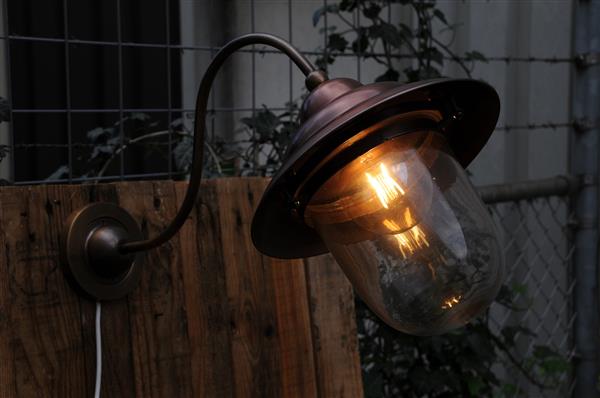 Grote foto retro wandlamp van koper messing en glas. tuin en terras tuindecoratie