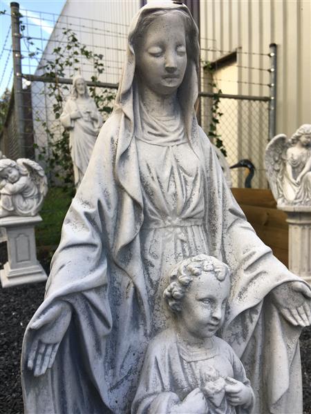 Grote foto maria met kind vol steen. tuin en terras tuindecoratie