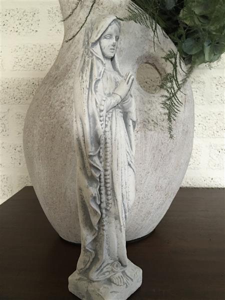 Grote foto maria beeld biddend vol steen. tuin en terras tuindecoratie