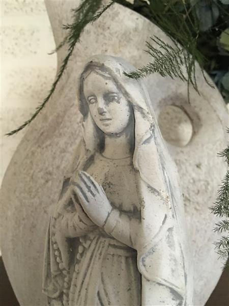 Grote foto maria beeld biddend vol steen. tuin en terras tuindecoratie