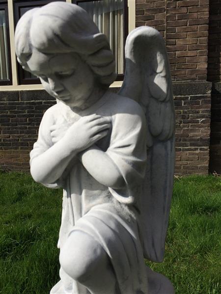 Grote foto engel weerbestendig knielend vol steen tuin en terras tuindecoratie