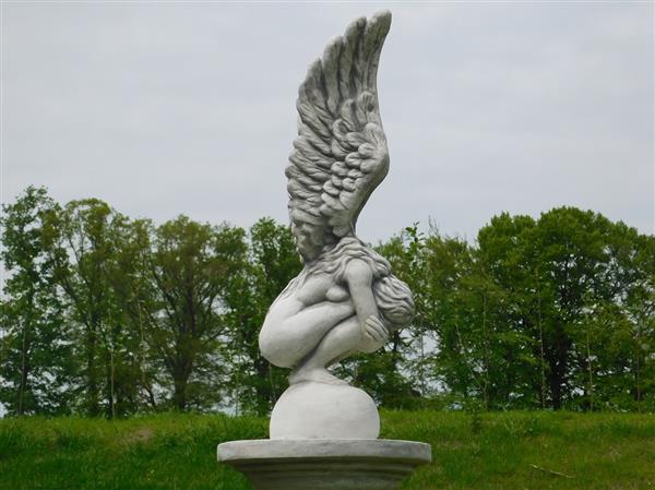 Grote foto knielende engel met vleugels omhoog mooi stenen beeld tuin en terras tuindecoratie