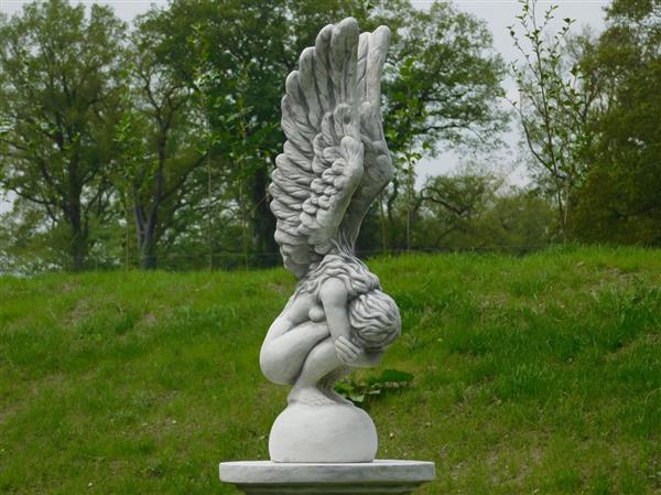 Grote foto knielende engel met vleugels omhoog mooi stenen beeld tuin en terras tuindecoratie