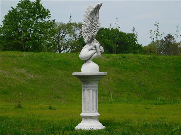 Grote foto knielende engel met vleugels omhoog mooi stenen beeld tuin en terras tuindecoratie