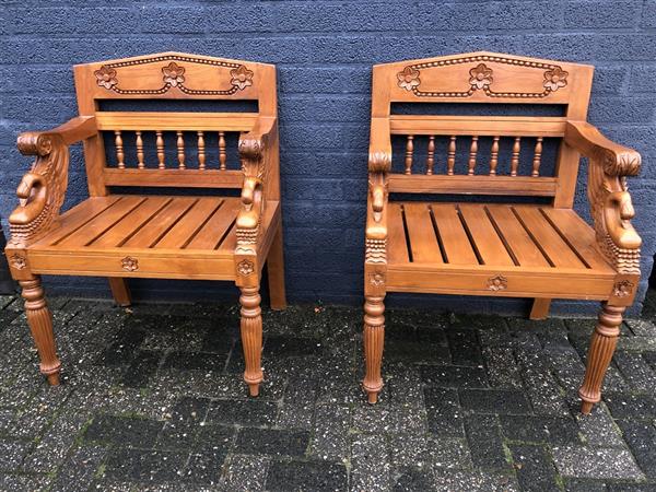 Grote foto antieke set stoelen handgemaakt mooi houtsnijwerk. koloniaal hout 1 malig huis en inrichting woningdecoratie
