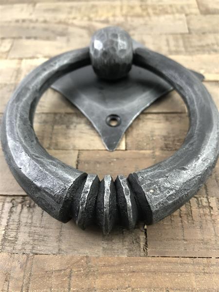 Grote foto pull ring deurklopper smeedijzer voor op de rustieke houten deur kloosterdeur landhuisdeur. doe het zelf en verbouw materialen en producten