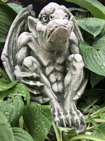 Grote foto gargoyle figuur middeleeuwse draak demonen beschermer kerk figuren. tuin en terras tuindecoratie