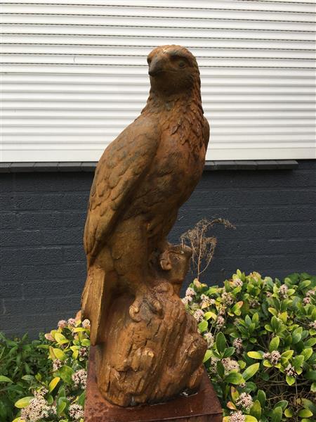 Grote foto een prachtige zittende adelaar vol steen oxid. tuin en terras tuindecoratie