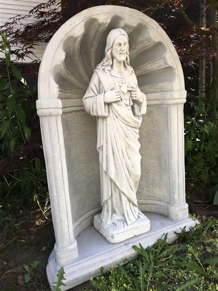 Grote foto jezus heilig hart beeld in bidkapel vol steen prachtige verschijning tuin en terras tuindecoratie
