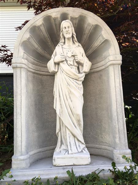 Grote foto jezus heilig hart beeld in bidkapel vol steen prachtige verschijning tuin en terras tuindecoratie