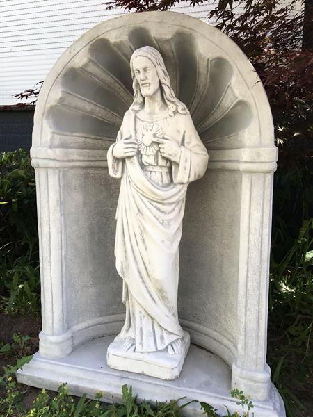 Grote foto jezus heilig hart beeld in bidkapel vol steen prachtige verschijning tuin en terras tuindecoratie