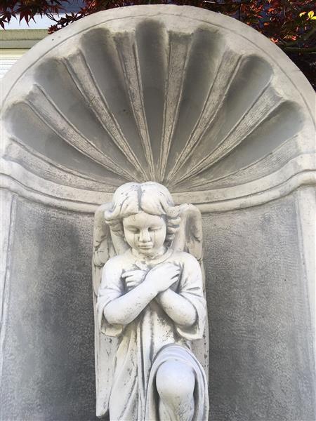 Grote foto mooi knielend engelbeeld vol steen in bidkapel vol steen. tuin en terras tuindecoratie