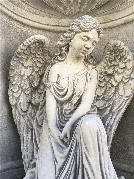 Grote foto fraai knielend engelbeeld vol steen in bidkapel vol steen. tuin en terras tuindecoratie