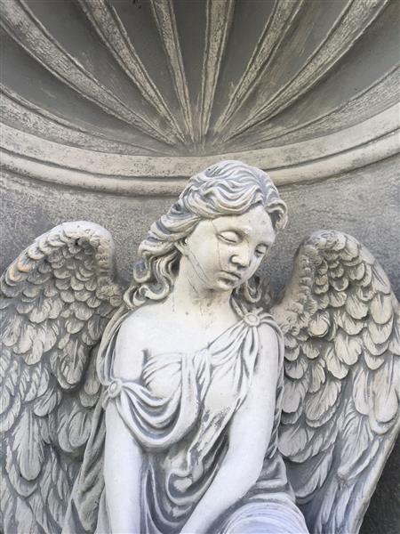 Grote foto fraai knielend engelbeeld vol steen in bidkapel vol steen. tuin en terras tuindecoratie