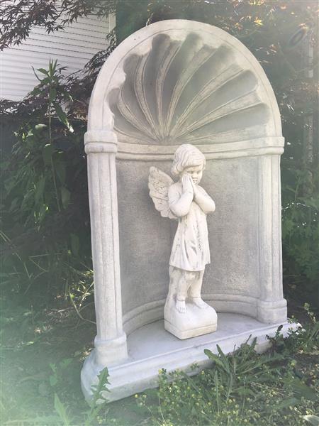 Grote foto mooi staand engelbeeld vol steen in bidkapel vol steen. tuin en terras tuindecoratie