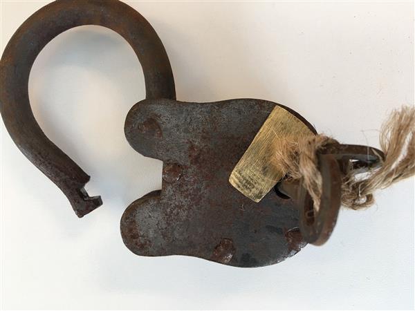 Grote foto oude kasteel hangslot handgemaakt hangslot poortslot old rust doe het zelf en verbouw materialen en producten