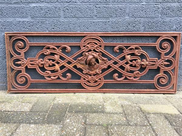 Grote foto balkon scheeps reling raamrek cast iron rust. tuin en terras hekken en schuttingen