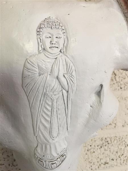 Grote foto stierenschedel boeddha gesneden in creme ivoor met horens van polystein tuin en terras tuindecoratie