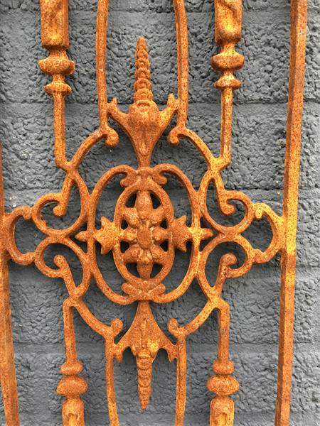 Grote foto cast iron deurraam rooster wandornament mooi smeedwerk stuk. tuin en terras hekken en schuttingen