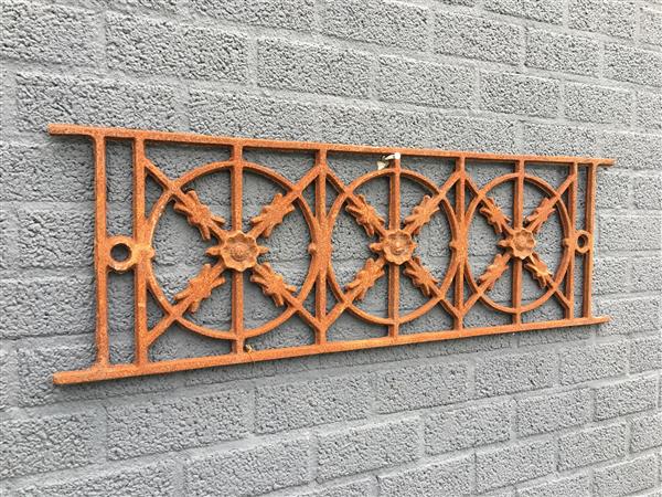 Grote foto cast iron window grill raamrooster massief smeedijzer rust bruin. tuin en terras hekken en schuttingen