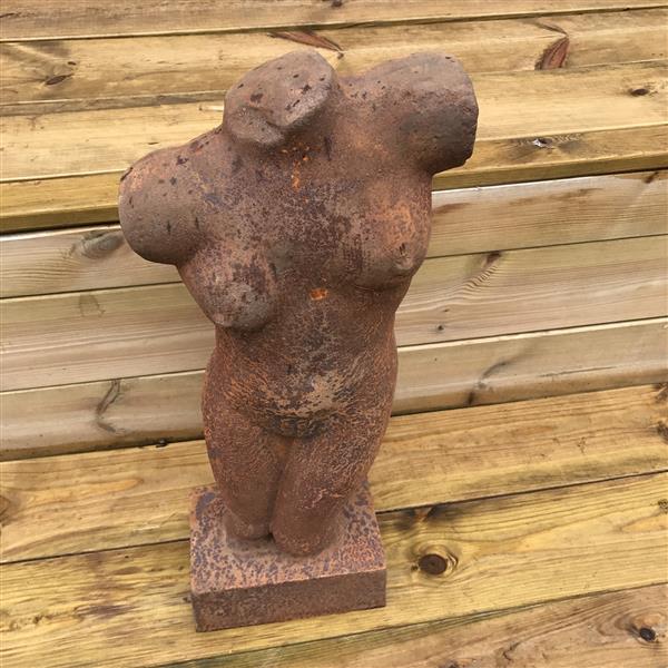 Grote foto prachtige gietijzeren vrouwelijke torso. tuin en terras tuindecoratie