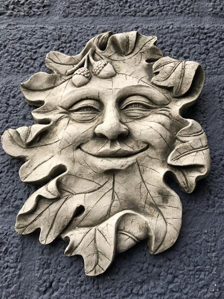 Grote foto wandornament steen vrolijke eiken bladman bosgeest. tuin en terras tuindecoratie