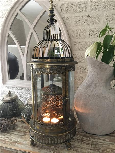 Grote foto prachtige metalen lantaarn met aparte vuurkap en geslepen glas. tuin en terras tuindecoratie