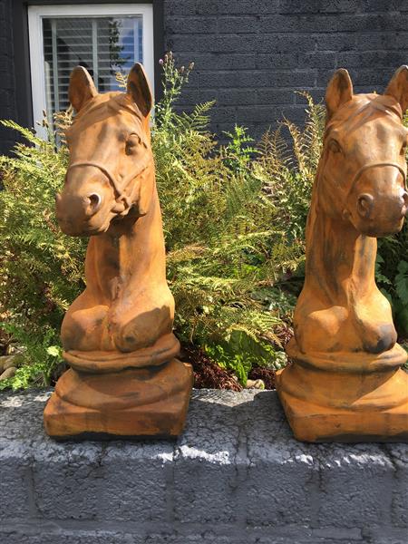 Grote foto set van 2 paardenhoofden vol steen oxide tuin en terras tuindecoratie