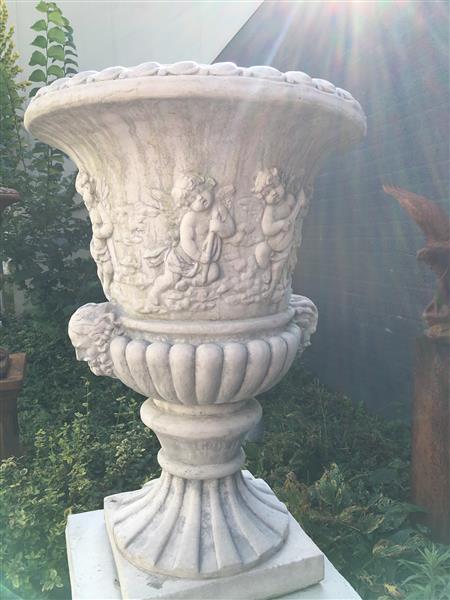 Grote foto zeer opvallende en zware bloempot vaas op forse sokkel uit vol steen met engelen. tuin en terras overige tuin en terras