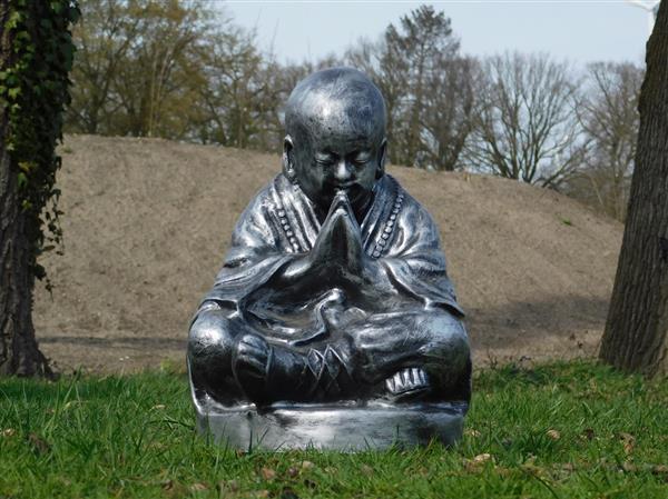 Grote foto shaolin monnik biddend polystone grijs met zwart tuin en terras tuindecoratie