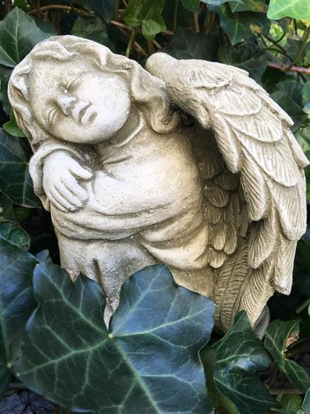 Grote foto prachtige zittende engel vol detail vol gietsteen. tuin en terras tuindecoratie