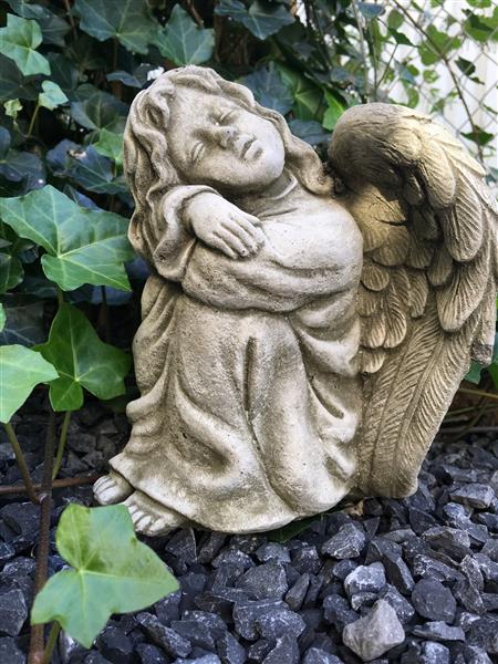 Grote foto prachtige zittende engel vol detail vol gietsteen. tuin en terras tuindecoratie