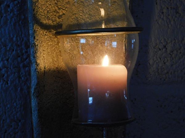 Grote foto wind licht van dakpan met kandelaar en glazen kolf in goudkleur huis en inrichting woningdecoratie